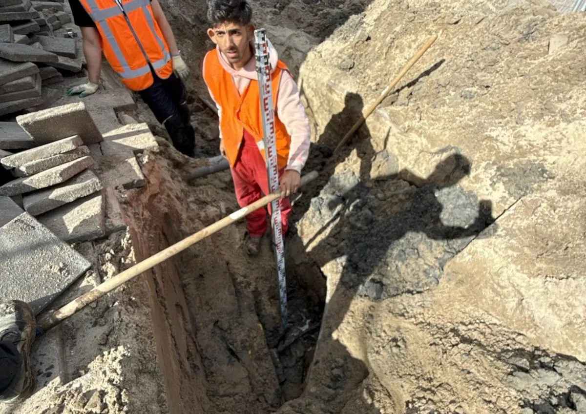 Handmatig ontgraven naast bestaande kabels — Amsterdam-Noord