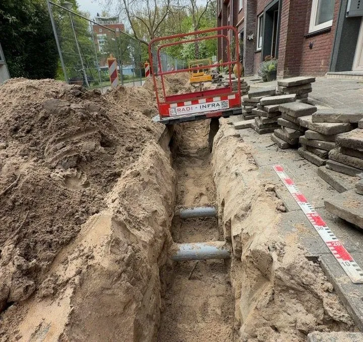Sleuf open in een woonstraat — Amsterdam-Noord