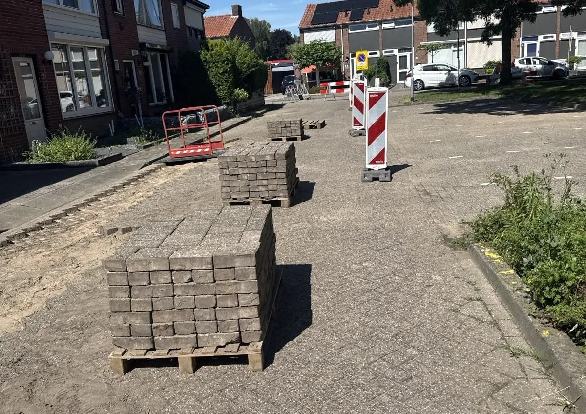 Klinkers klaar voor het terugstraten — Beek